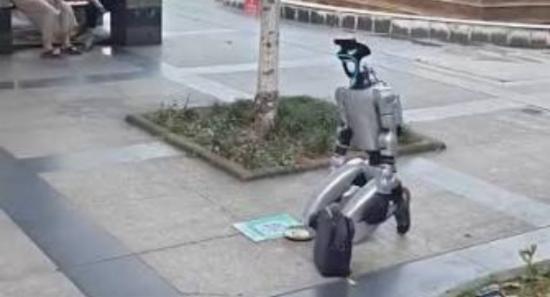 Humanoid Robot ‘Begging’ in China Goes Viral